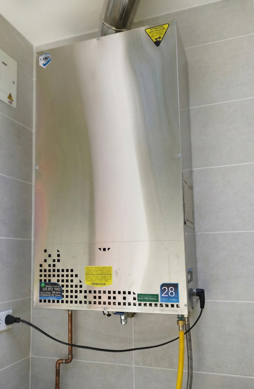 Caldera mural a gas para baño turco instalada en pared con ducto de evacuación