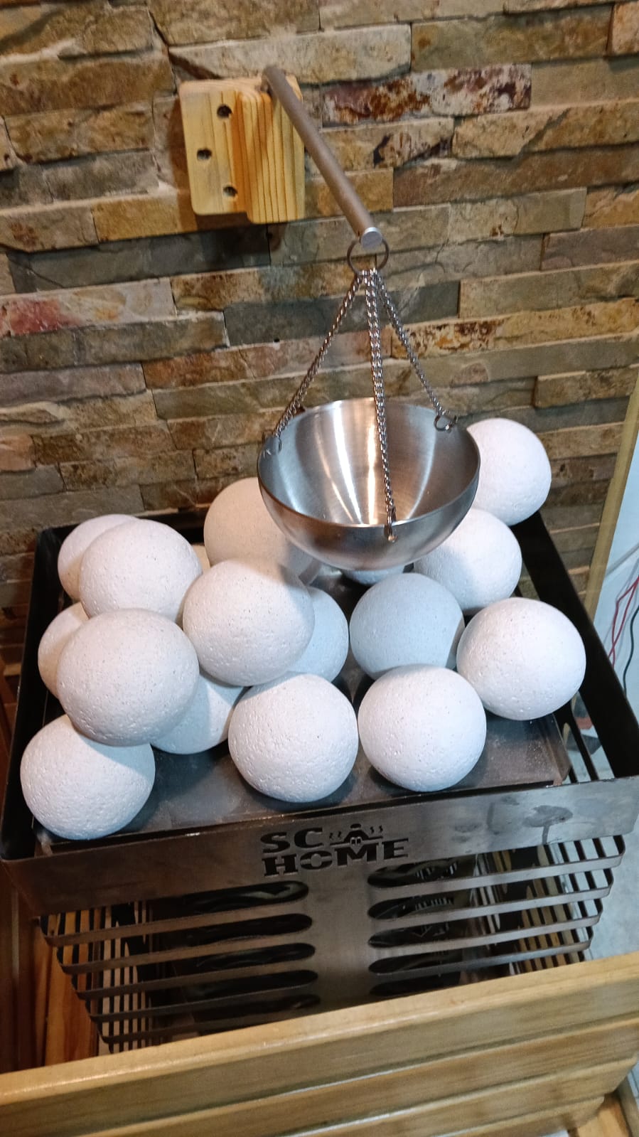 Piedra esférica blanca para sauna sobre generador